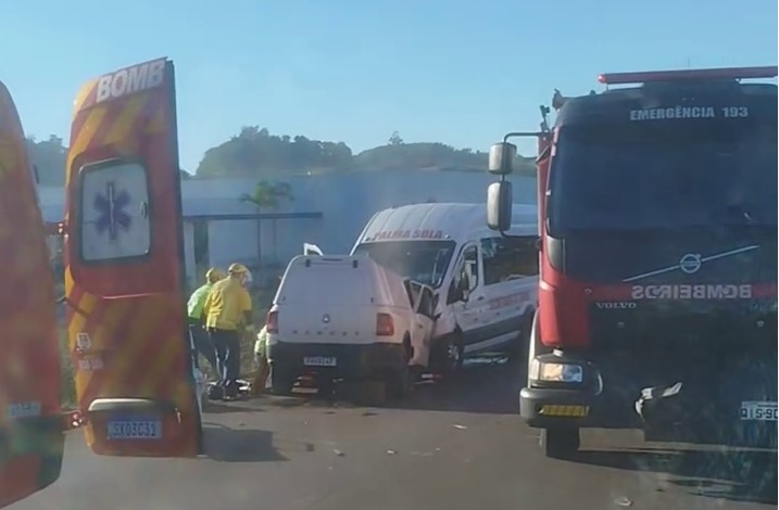 Acidente entre van da saúde de Palma Sola e carro bloqueia BR-282 no Oeste de SC