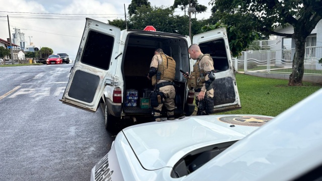 Polícia apreende veículo com produtos de descaminho