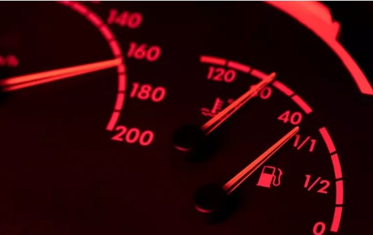 Nem 80 km, nem 100 km: qual é a velocidade perfeita para economizar combustível na rodovia?