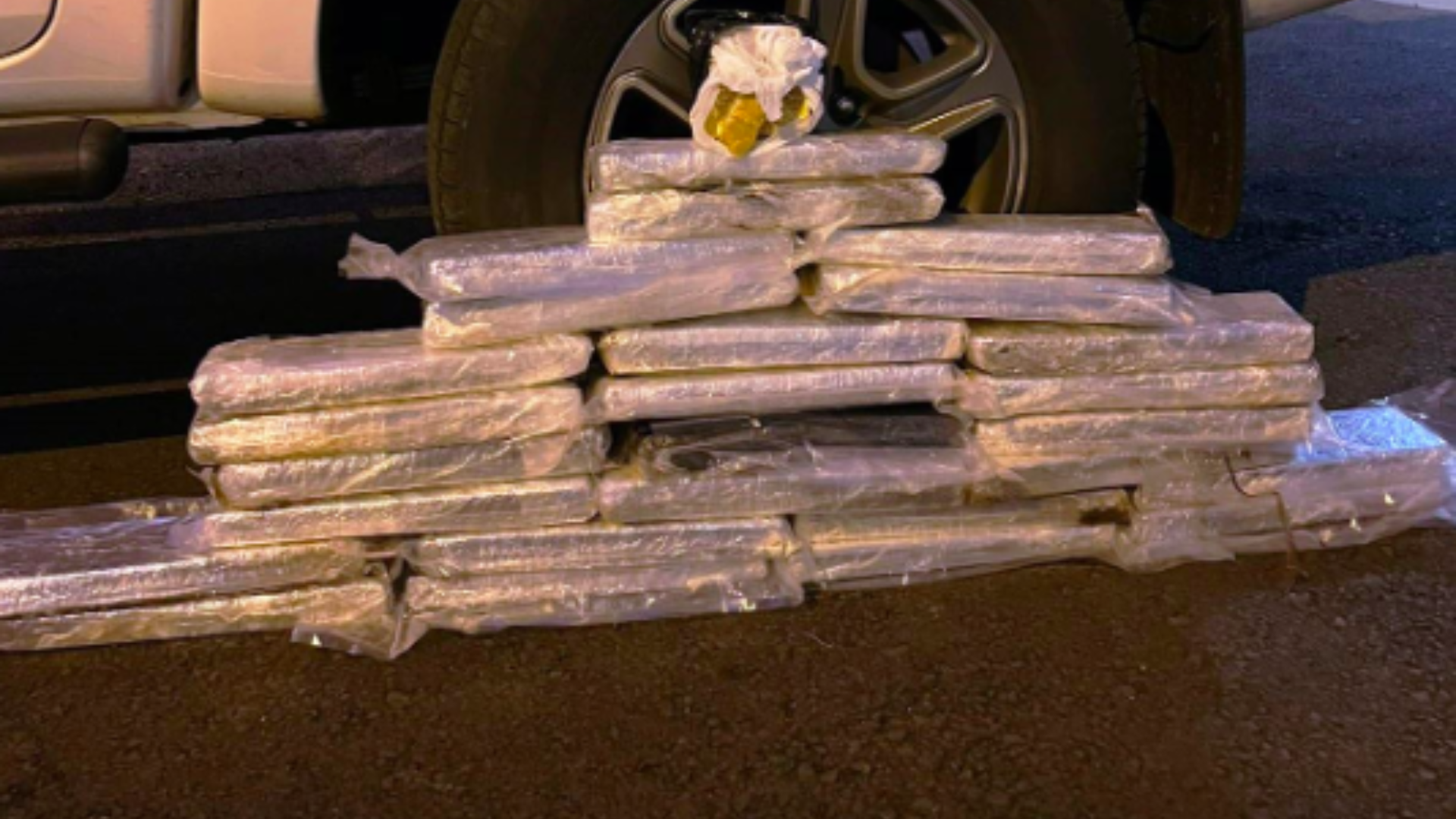 Mãe com filho de 4 meses é presa com 23 kg de maconha em ônibus abordado no Oeste