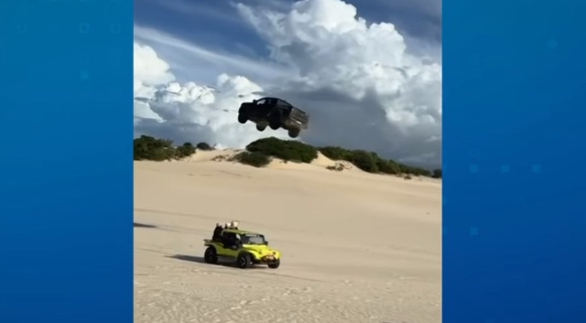 Caminhonete “voa” em duna e passa por cima de buggy com pessoas no Ceará