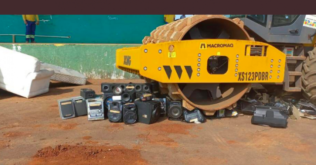 Rolo compressor destrói caixas de som de vizinhos barulhentos em Chapecó