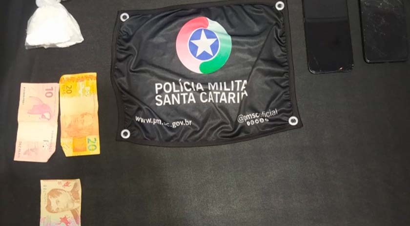 Polícia Militar prende dois homens por tráfico de drogas