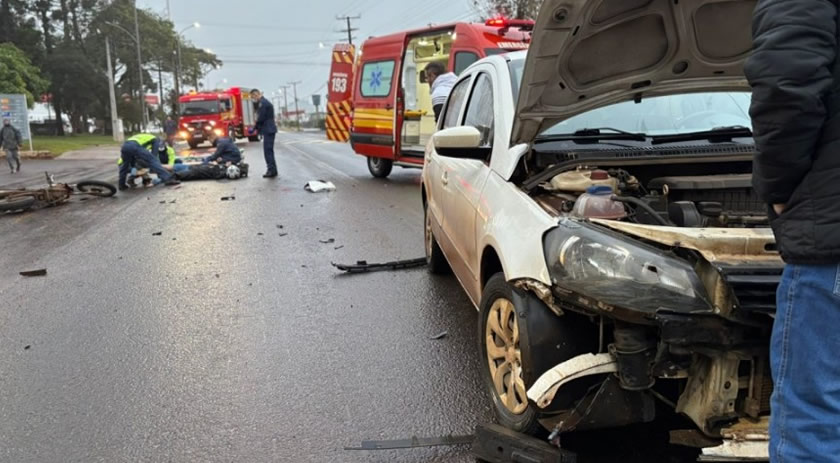 Motociclista é resgatado após colisão com carro