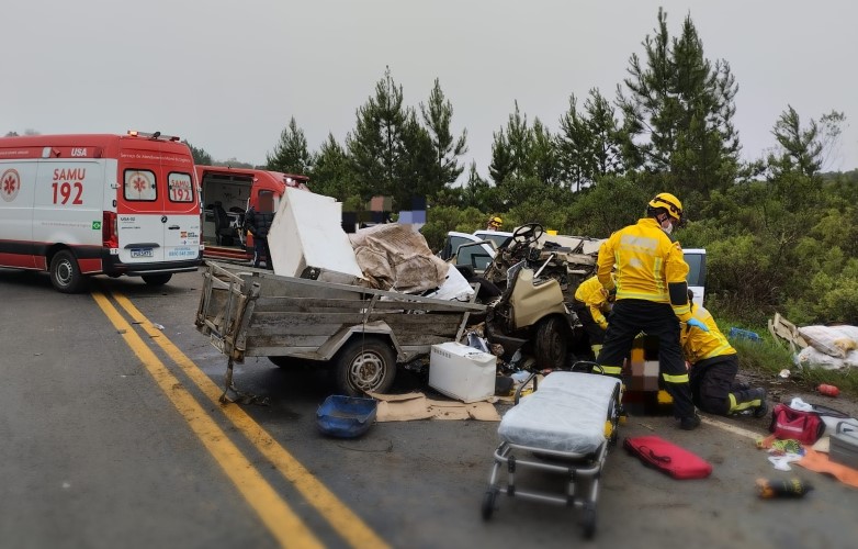 Violenta colisão frontal deixa três pessoas feridas em rodovia catarinense