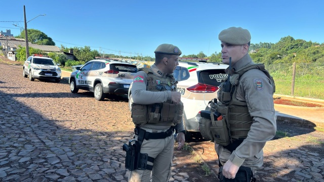 Homem armado com facas ameaça ex, tenta fugir pelo telhado e acaba preso