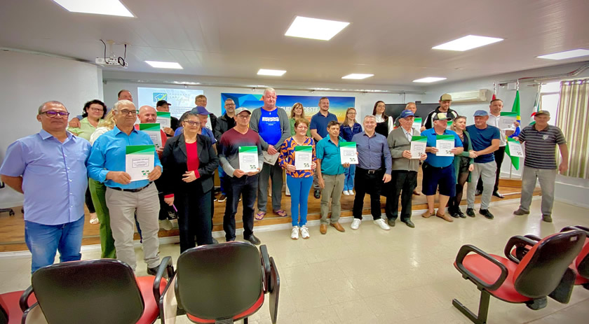 Moradores da Linha Cruzinhas oficializam posse de imóveis com apoio do Lar Legal
