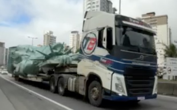 Estátua da Liberdade da Havan percorre 650 km e deve chegar nesta sexta-feira a SMOeste