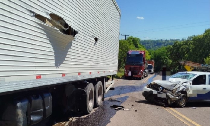 Acidente entre picape e caminhão mobiliza equipes de emergência na SC-492