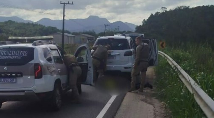Imagens mostram ação de facção em roubo milionário de carros em SC