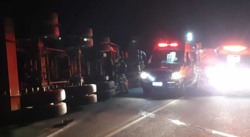 Motorista fica ferido em tombamento de carreta na BR-282