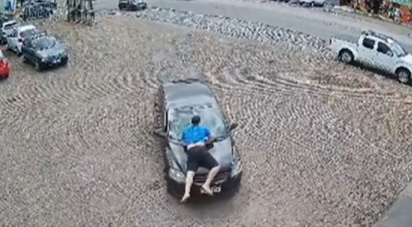 Mulher tenta escapar de agressão e arrasta ex-namorado em capô de carro por 2 km