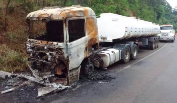 Caminhão com óleo vegetal pega fogo na BR-282, em Iraceminha