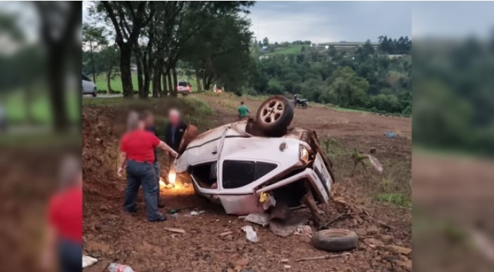 Idosos de 61 e 64 anos morrem em saída de pista seguindo de choque em árvore