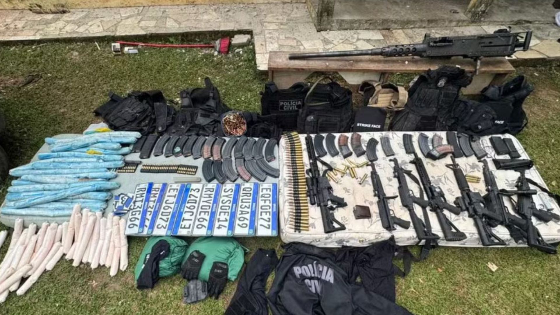 Polícia encontra arsenal de armas de guerra no Paraná e confronto deixa 6 criminosos mortos