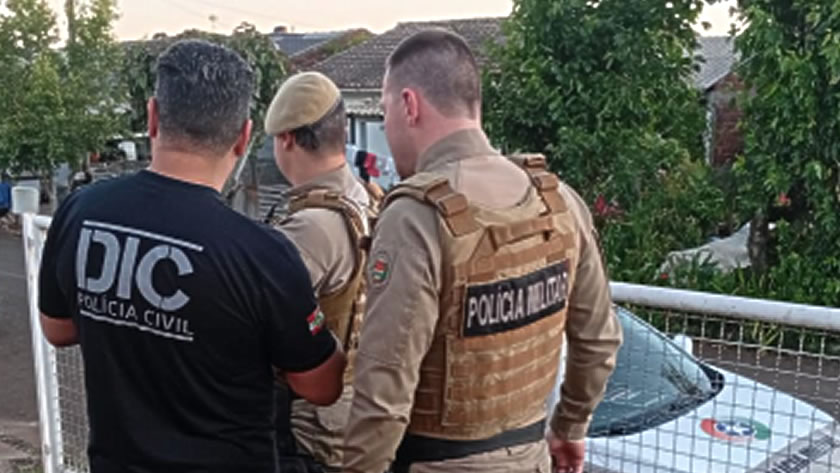 Policiais presenciam venda de cocaína em via pública e jovem acaba presa