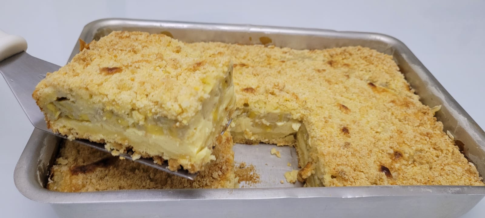 Dete ensina a fazer torta de banana com farofa