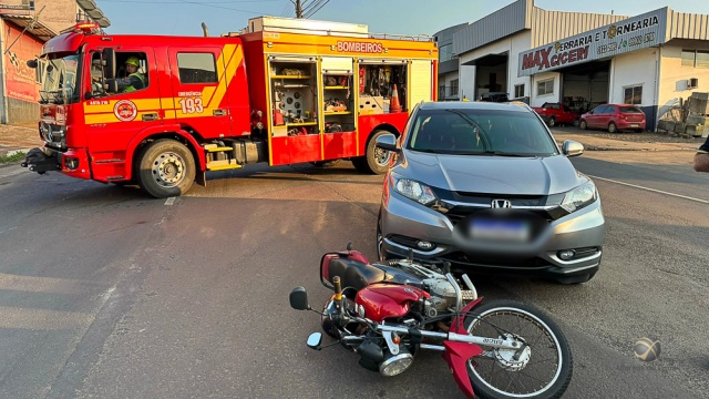 Colisão entre carro e moto deixa homem ferido na Willy Barth