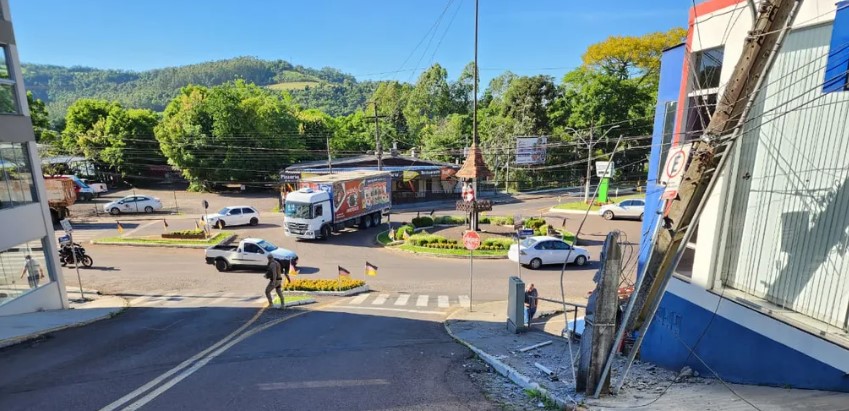 Colisão de caminhão em poste deixa parte da cidade de Itapiranga sem energia