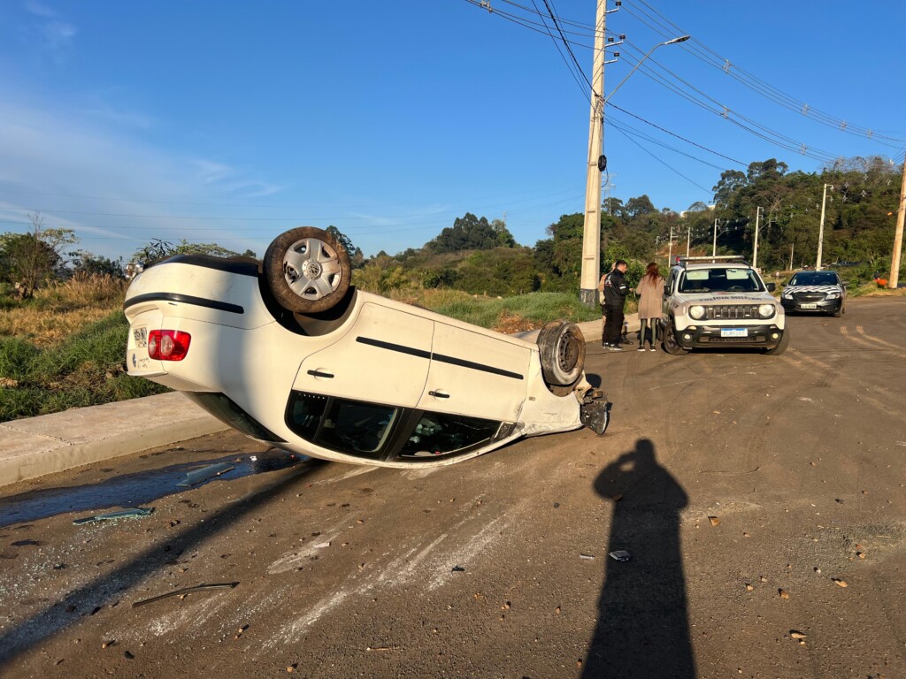 Mulher fica ferida após capotar carro no contorno viário