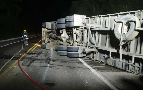 Carreta tomba e mobiliza Corpo de Bombeiros na BR-282