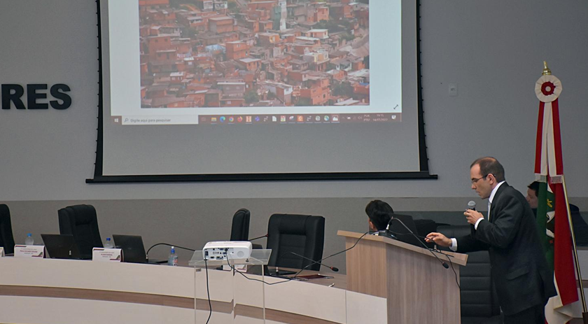 Na Câmara, promotor fala sobre parcelamento do solo e alerta sobre possível incompatibilidade de leis