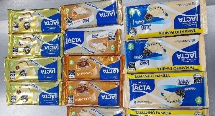 Mulher de 23 anos é presa por esconder barras de chocolate dentro da roupa