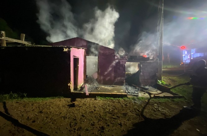 Residência é consumida por incêndio no interior