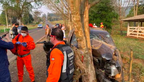 Veículo bate em árvore e deixa motorista morto e três feridos no Oeste de SC