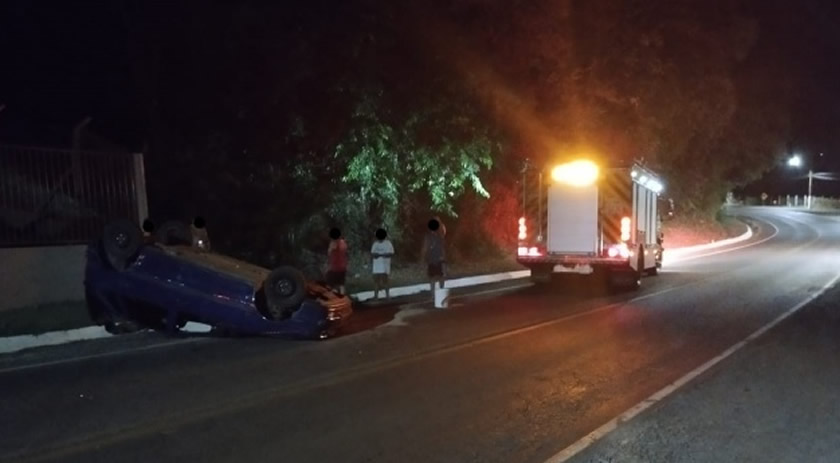 Carro capota na SC-283 em São Carlos; ocupantes saem ilesos