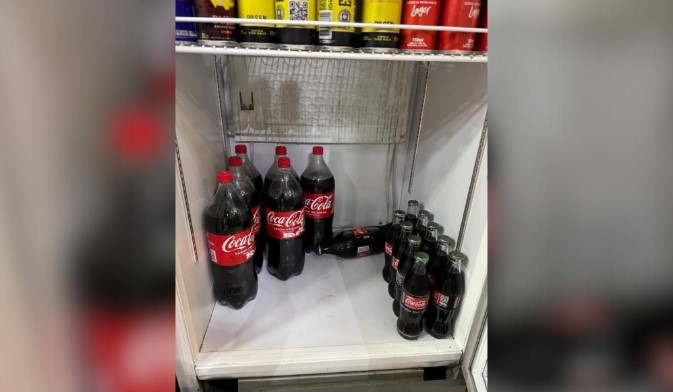 Homem com tornozeleira eletrônica invade cafeteria e comete furto no Meio-Oeste