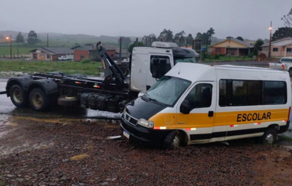 Van escolar com 10 crianças se envolve em acidente com caminhão em SC