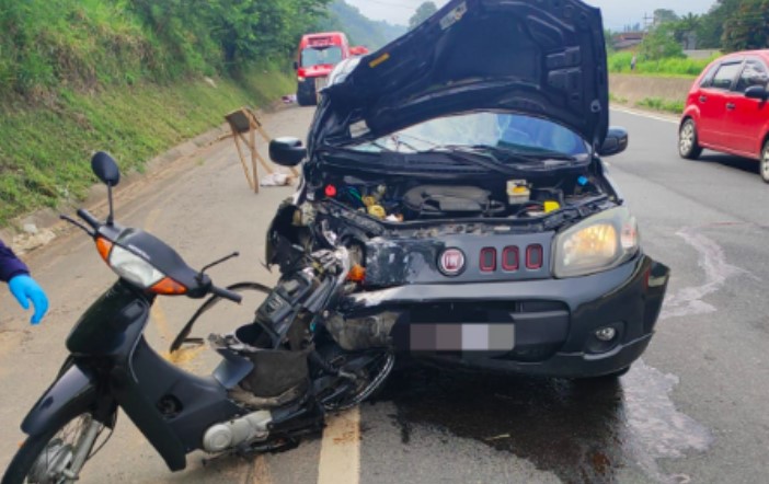 Homens morrem após batida entre carro e motocicleta na BR-470