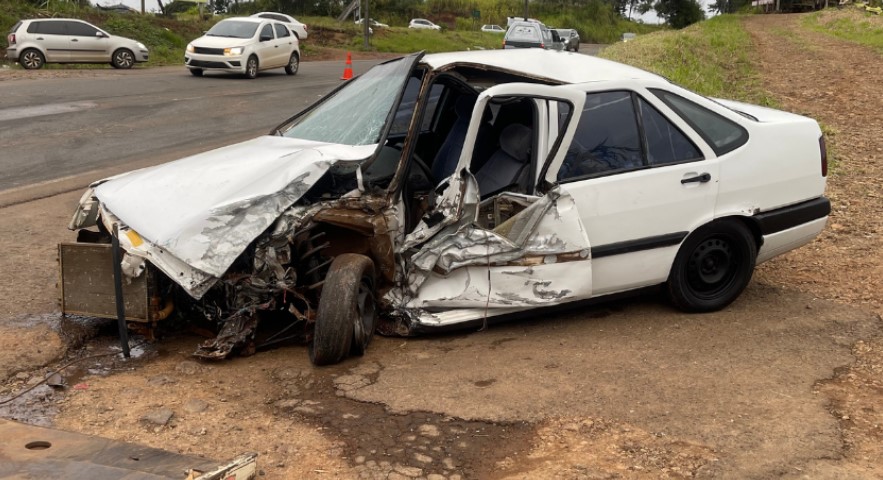 Colisão frontal envolvendo carro e micro-ônibus é registrada na “Serra do BNH"
