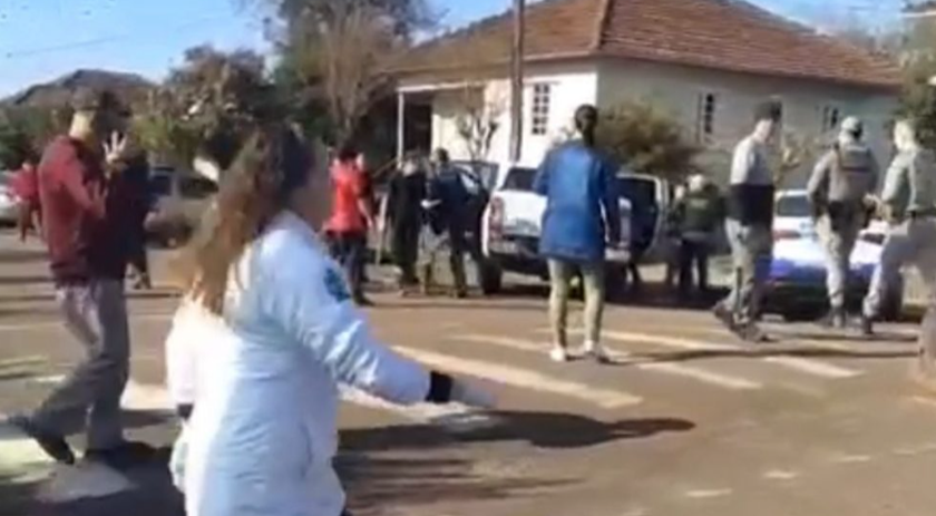 Com um golpe certeiro de pá, zelador fez adolescente soltar facão em ataque à escola no RS
