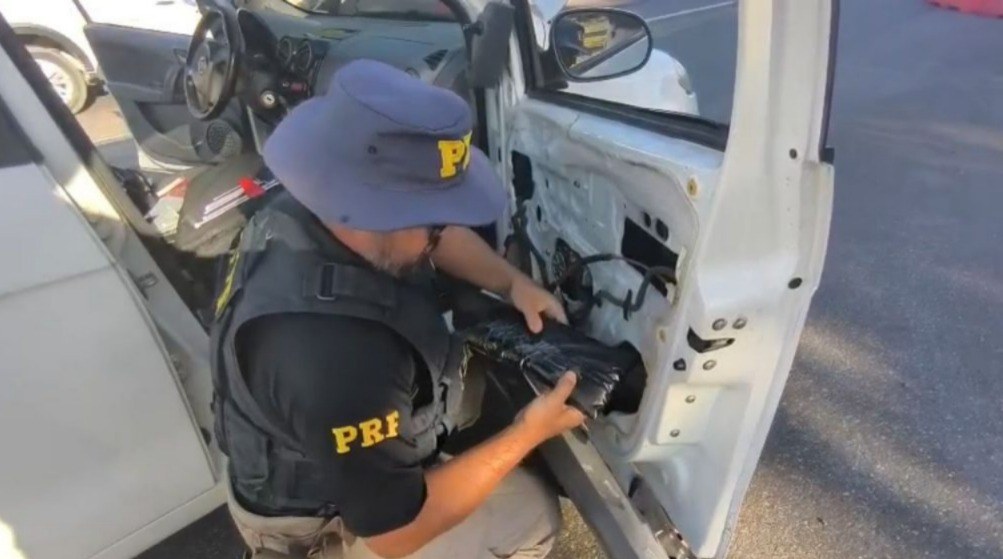 Carga de anabolizantes é localizada escondida em veículo na BR-101