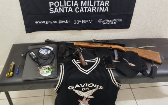 Homem é preso com armas e munições após furto no interior