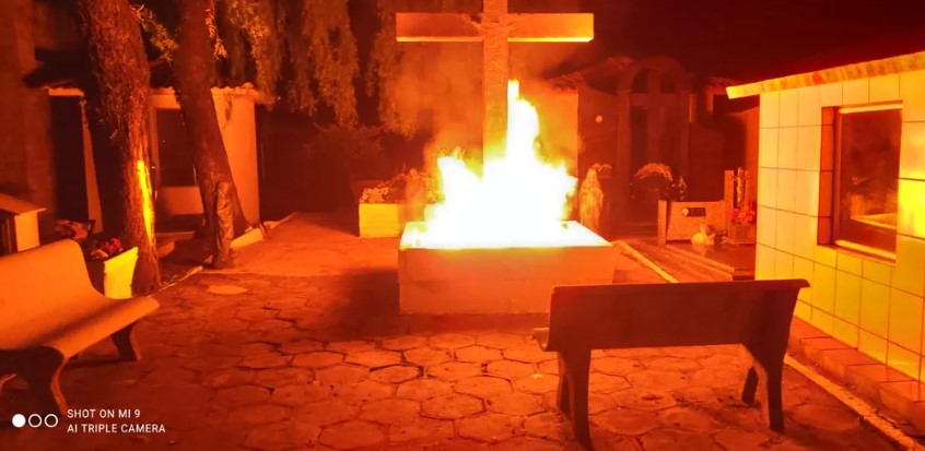 Fogo no cemitério mobiliza bombeiros