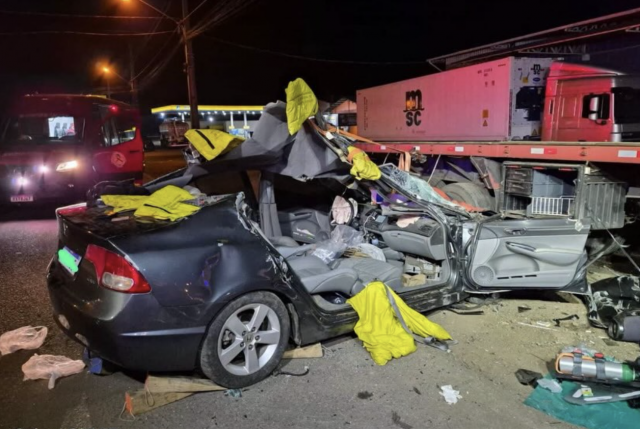 Jovem fica ferido após carro colidir contra carreta estacionada