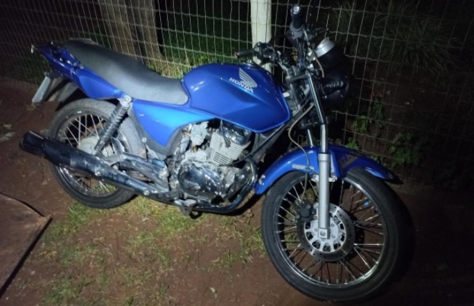 Condutor de motocicleta colide em cão e sai ferido