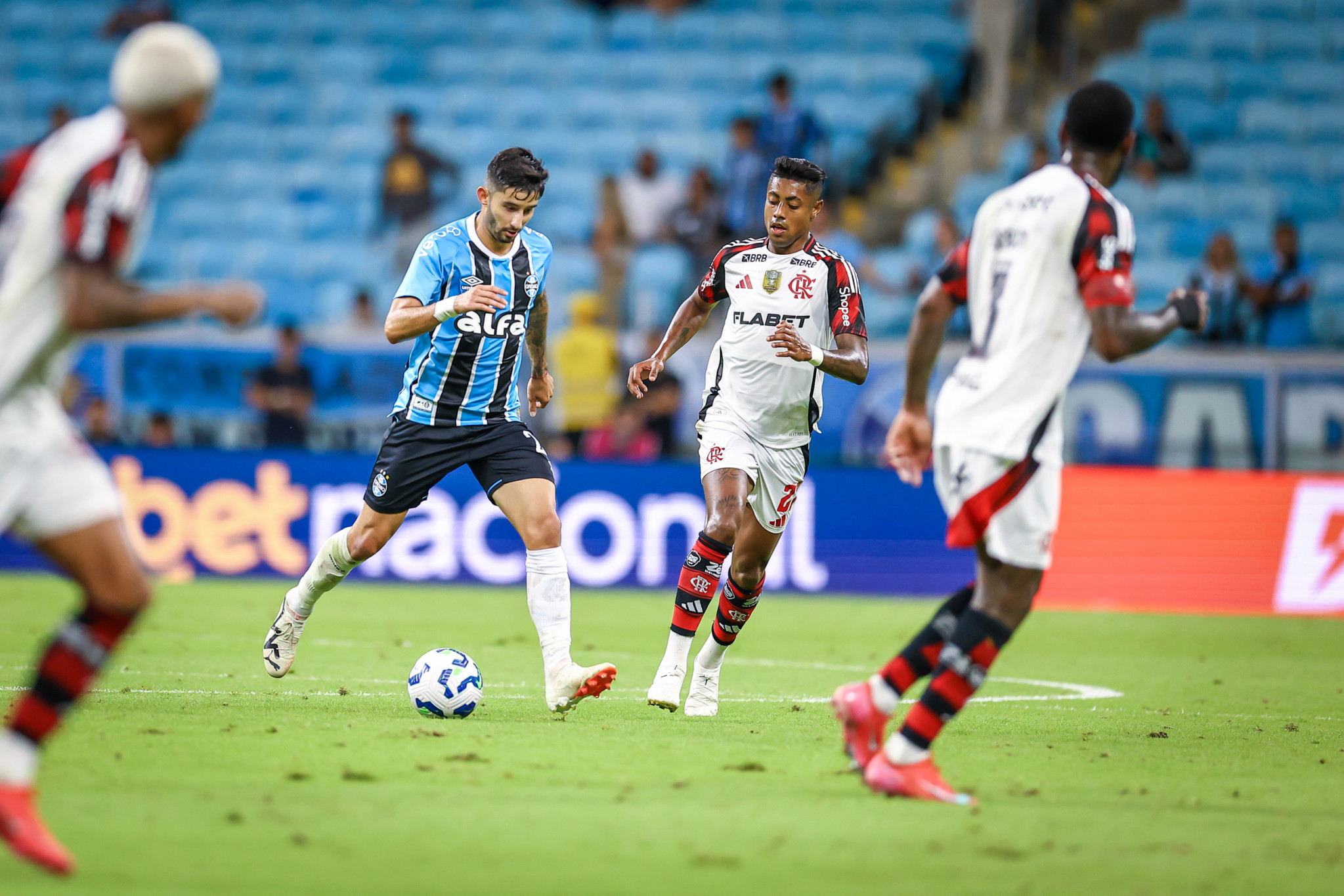 Com dois de Arrascaeta, Flamengo vence na Arena e aumenta pressão ao Grêmio