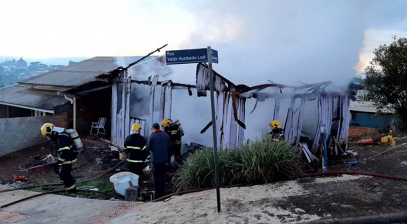 Família morre carbonizada em incêndio em São Domingos
