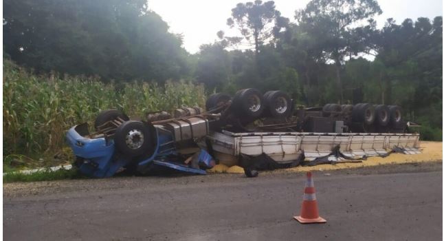 Três pessoas ficam gravemente feridas após caminhão sair da pista e capotar no Oeste de SC