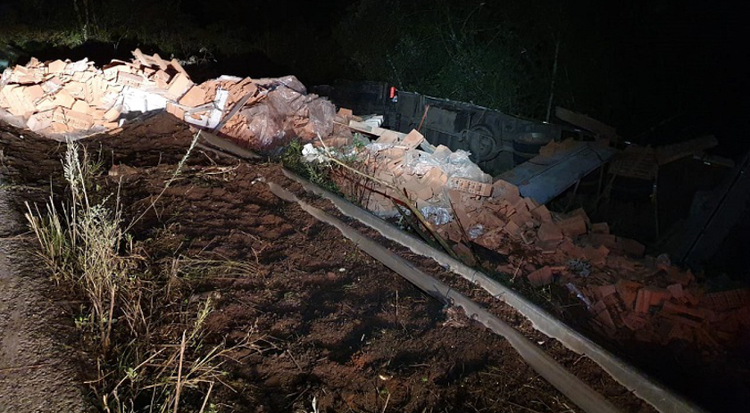 Motorista morre após caminhão sair da pista e capotar em Abelardo Luz