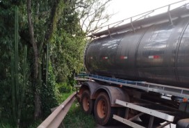 Motorista é atingido pelo rodado do próprio caminhão e fica com a perna presa no veículo
