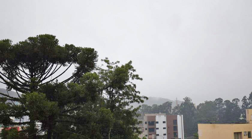 Chegada de frente fria deixa temperaturas mais baixas no Extremo Oeste