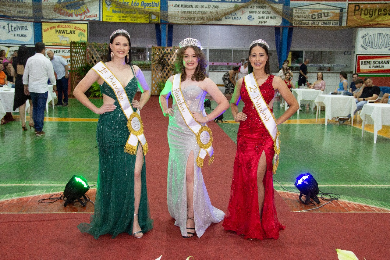 Soberanas dão show de beleza no desfile da Facibel