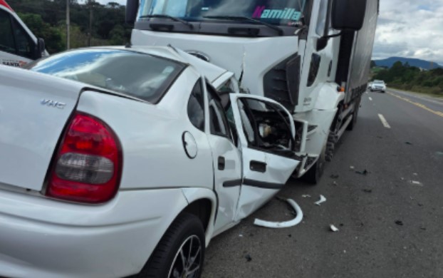Jovem morre em colisão frontal entre carro e caminhão na BR-282