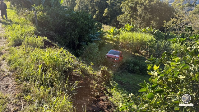 Colisão entre veículos termina com carro em ribanceira na SC-492