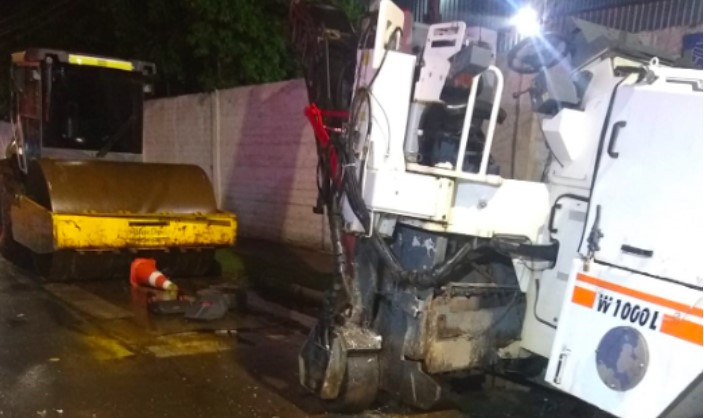 Vítimas sofrem ferimentos graves após carro colidir contra máquina estacionada